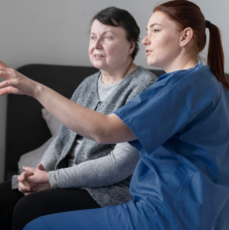 Pflegerin in Röhrmoos verbringt Zeit mit Patientin