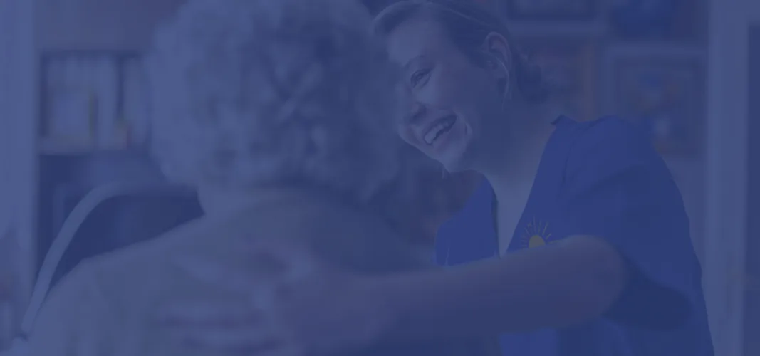 Eine Pflegekraft von Pflegedienst AML, die freundlich eine ältere Person umarmt, zeigt die persönliche und herzliche Betreuung, die das Team bietet.